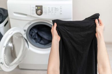 Can you wash black and white clothes together? What a launa they say