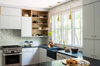Do you want your small kitchen to look bigger? Try these design colors approved